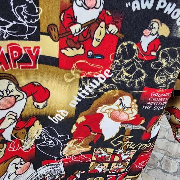 Disneyland Resort Short Sleeve Camp Shirt Grumpy Snow White Red Black Size XL - Picture 11 of 11